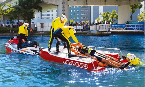 意識のない要救助者を水中から容易に船上へ引き上げることが出来ます。